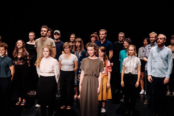 Nye danseskud sprang ud under koreografifestival</br>Åbningsforestillingen KLAKØR er skrevet af Runa Norheim.</br>Foto: Foto: Asbjørn Kristensen Høgsbro‎