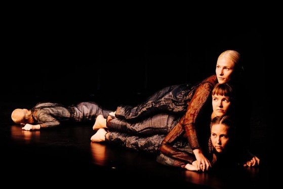 Nye danseskud sprang ud under koreografifestival</br>Fra To see yourself from the outside af Hugo Hedberg og Karen Eide Bøen.</br>Foto: Foto: Asbjørn Kristensen Høgsbro‎