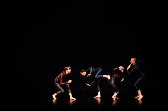 Nye danseskud sprang ud under koreografifestival</br>To see yourself from the outside leger med tekst og bevægelse.</br>Foto: Foto: Asbjørn Kristensen Høgsbro‎