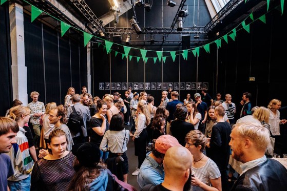 Nye danseskud sprang ud under koreografifestival</br>Under onsdagens åbning summede foyeren af forventningsfulde miner og fyldte vinglas.</br>Foto: Foto: Asbjørn Kristensen Høgsbro‎