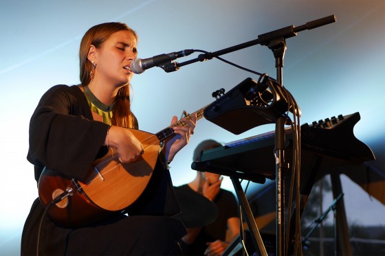 Tyrkiske og danske musiktraditioner smelter sammen, når Luna Ersahin og bandet AySay spiller</br>Luna Ersahin spiller blandt andet på saz i bandet AySay.</br>Foto: Kio Jørgensen
