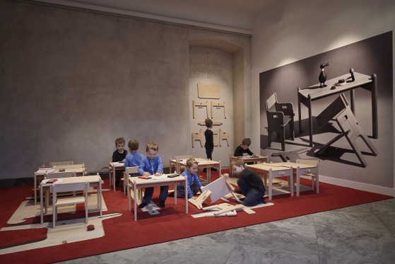 Barnets århundrede er godt designet</br>Hans J. Wegner tegnede bord og stol til vennen og kollegaen Børge Mogensens søn Peter.</br>Foto: Pr-foto/ Designmuseum Danmark -  Pernille Klemp