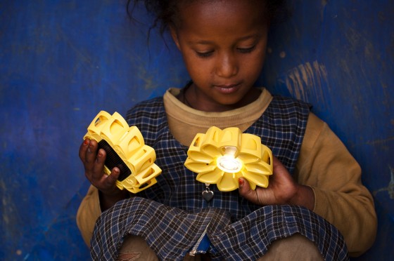 Barnets århundrede er godt designet</br>Olafur Eliasson & Frederik Ottesen, LittleSun fra 2012.<br /></br>Foto: Pr-foto/ Designmuseum Danmark - Merklit Mersha.