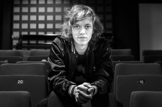 Albumaktuelle Carl Emil Petersen: “Sangskrivning er ofte hårdt arbejde”</br>Albumsinglerne Liv før døden, Skærgården, Natradio og Finale på et filmset har allerede set dagens lys.</br>Foto: Line Beck