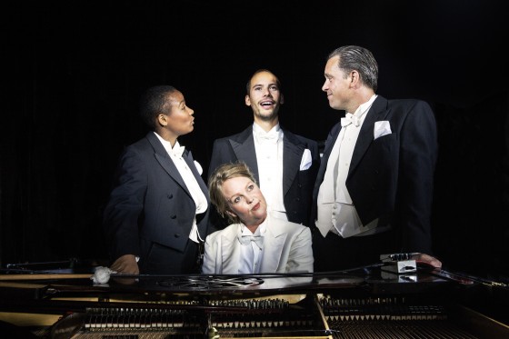 Når Signe gør modstand, bliver kunsten smukkere</br>Stykket består af en flerstemmig beretning om de svære vilkår, der gør sig gældende, når et familiemedlem rusker tremmer i spjældet.</br>Foto: Pr-foto / Københavns Musikteater - Nicolai Egense