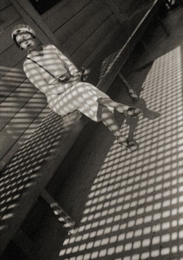 Aleksandr Rodchenkos visuelle revolution på Sorø Kunstmuseum</br>Aleksandr Rodchenko, Pige med Leica. (Portræt af Eugenia Lemberg, studerende hos Rodchenko), 1934. Rodchenko og Stepanova Archive.</br>Foto: PR-foto - Sorø Kunstmuseum