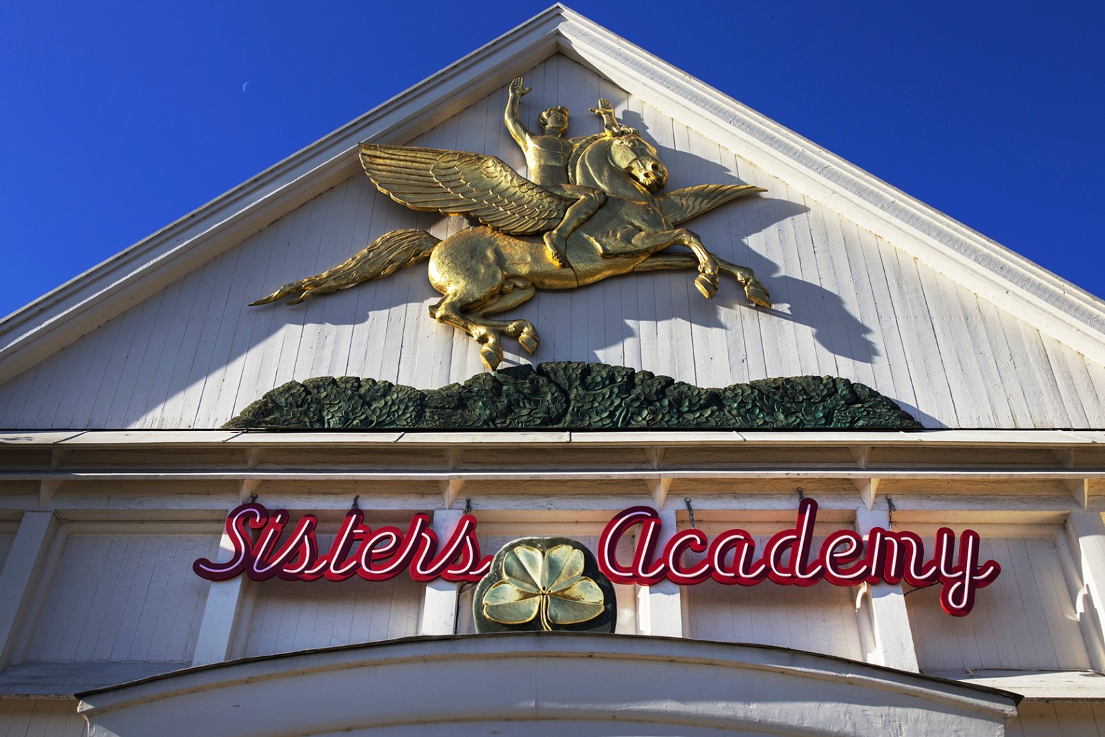 Sisters Academy: Den æstetiske kostskole gjorde mig til orm</br>Netop nu kan man opleve den hemmelighedsfulde Sisters Academy – the boarding school på Den Frie Udstillingsbygning.</br>Foto: Sisters Academy - The Boarding School by Sisters Hope - I diana lindhardt