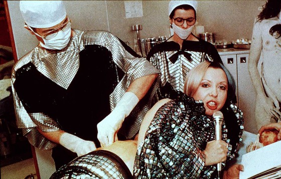 Orlan bruger sin egen krop som medie i en politisk og feministisk kamp</br>ORLAN 1991. Successful operation no. X<br /></br>Foto: ORLAN