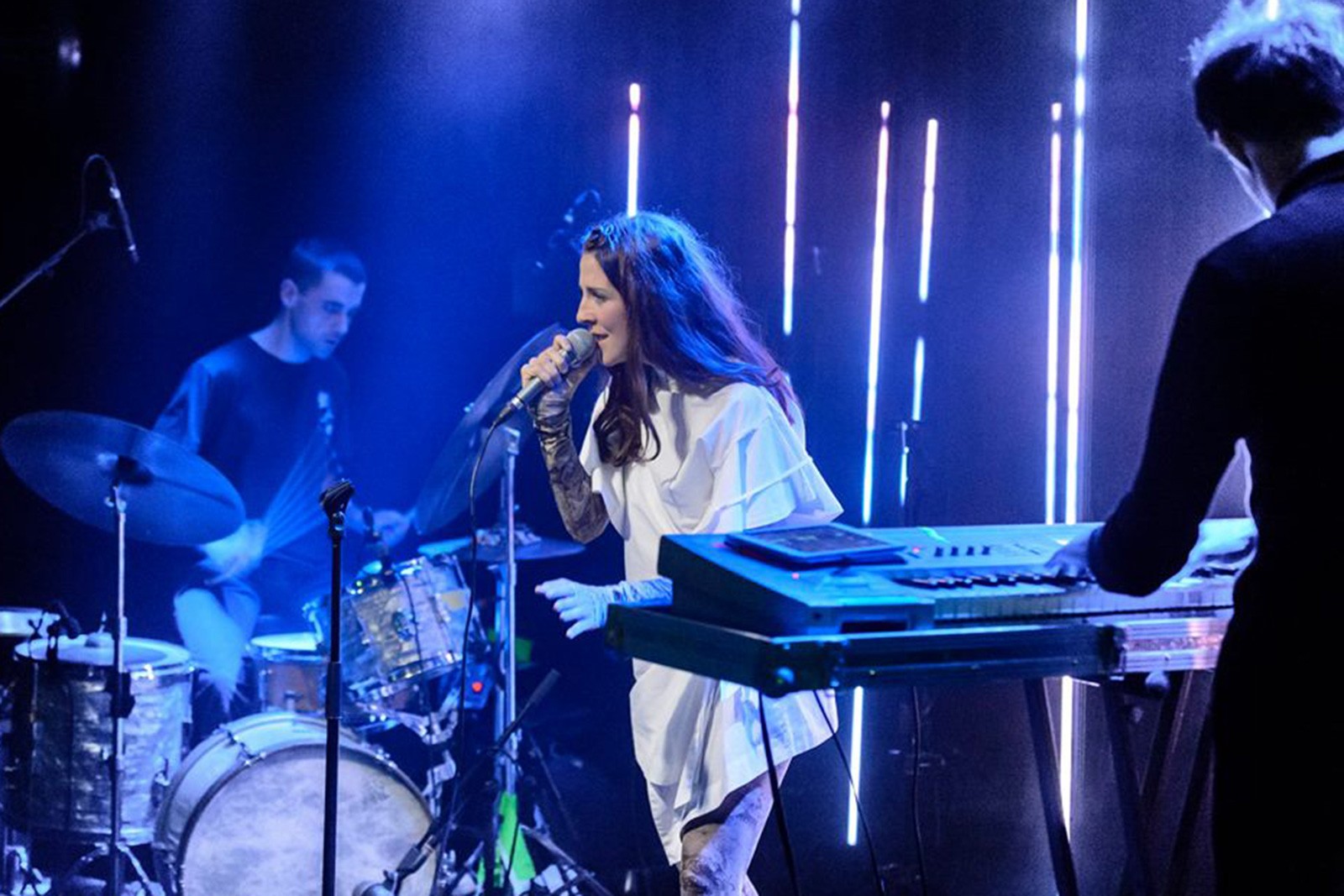 Irah: “Det er en livseksistentiel drivkraft at lave noget, man elsker”</br>Til koncerten fik Irah hjælp fra de visuelle kunstnere Vertigo, der er kendte for at lave videoscenografier ved hjælp af blandt andet specialudviklede lysstave.</br>Foto: PR-foto / Radar - Jace Champney