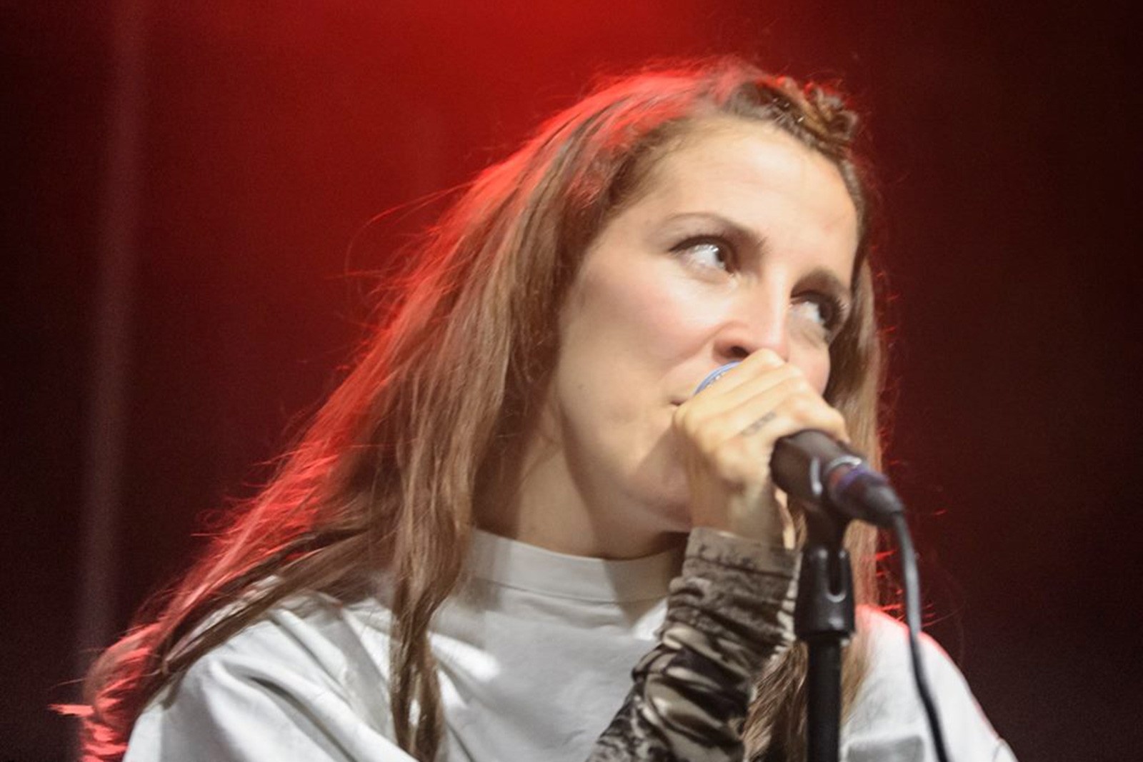 Irah: “Det er en livseksistentiel drivkraft at lave noget, man elsker”</br>Stine Grøns tekster handler ofte om de oplevelser og visualiseringer, hun har, når hun har mediteret.</br>Foto: PR-foto / Radar - Jace Champney