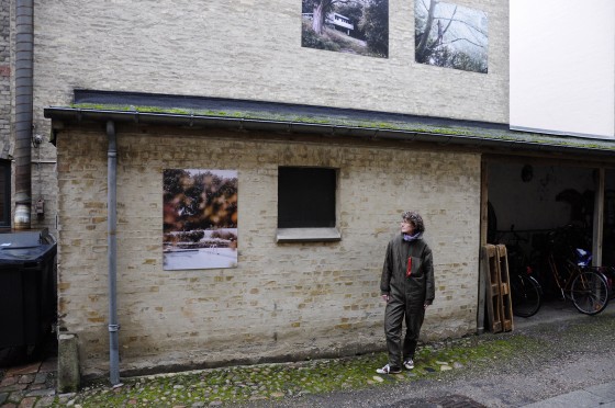 Fresh Eyes: Internationale kunstnere og forfattere viser, hvordan Aarhus ser ud med nye øjne</br>Kurator Gitte Broeng ved et af udstillingens værker i byrummet.</br>Foto: Marie Nyeng