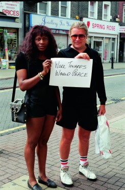 Gillian Wearing jagter en rigtig dansk familie</br>Gillian Wearing: Skilte, der siger, hvad du gerne vil sige og ikke skilte, der siger, hvad andre gerne vil have du siger. WORLD PEACE 1992–1993</br>Foto: Gillian Wearing