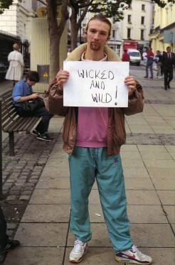 Gillian Wearing jagter en rigtig dansk familie</br>Gillian Wearing: Skilte, der siger, hvad du gerne vil sige og ikke skilte, der siger, hvad andre gerne vil have du siger. WICKED AND WILD! 1992-1993</br>Foto: Gillian Wearing