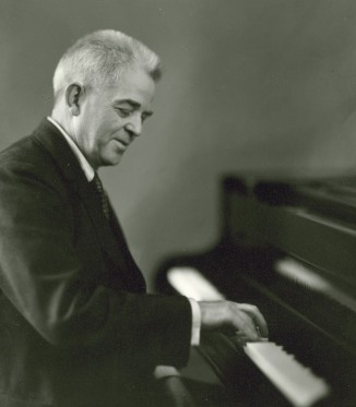 Danmarks første popsmed hyldes</br>Komponiesten Carl Nielsen ved klaveret. </br>Foto: Pr-foto/ Carl Nielsen Museet