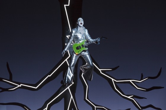 Robert Wilson instruerer Eddaen uden for tid og sted</br>I forestillingen Edda er det langt fra en religiøs udgave af den nordiske mytologi, som bliver præsenteret.</br>Foto: PR-foto / Aarhus Teater - Lesley Leslie-Spinks