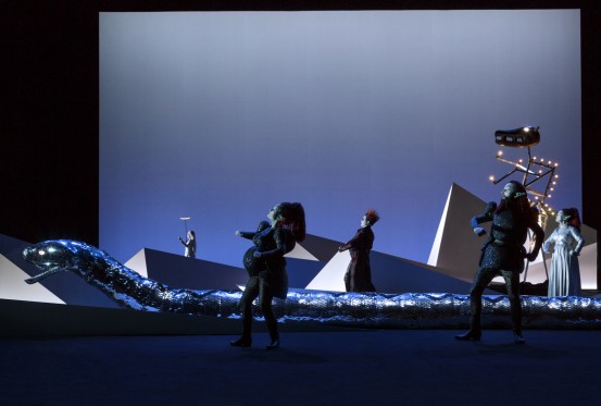 Robert Wilson instruerer Eddaen uden for tid og sted</br>Robert Wilson er oprindeligt uddannet arkitekt, og det fornægter sig ikke i hans meget grafiske udtryk på scenen.</br>Foto: PR-foto / Aarhus Teater - Lesley Leslie-Spinks