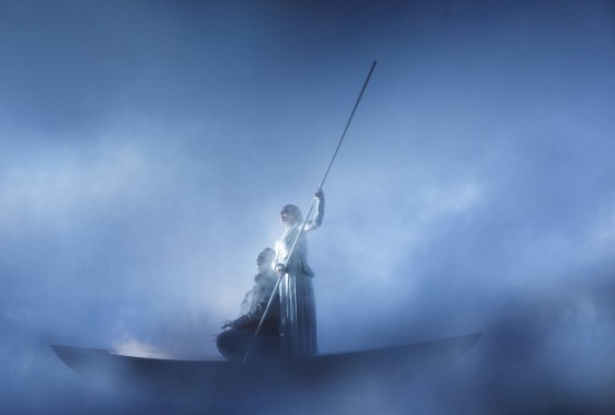 Robert Wilson instruerer Eddaen uden for tid og sted</br>I Robert Wilsons univers bevæger skuespillerne sig tydeligt koreograferet og styret rundt, som var de marionetter.</br>Foto: PR-foto / Aarhus Teater - Lesley Leslie-Spinks