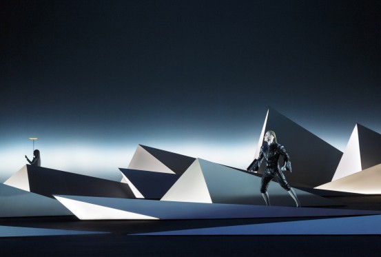 Robert Wilson instruerer Eddaen uden for tid og sted</br>Forestillingen Edda spilles på nynorsk og tekstes på dansk.</br>Foto: PR-foto / Aarhus Teater - Lesley Leslie-Spinks