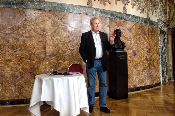 Robert Wilson instruerer Eddaen uden for tid og sted</br>“Kultur har potentiale til at bringe os sammen, uanset hvilken baggrund vi har,” siger Robert Wilson.</br>Foto: Kulturmagasinet Fine Spind