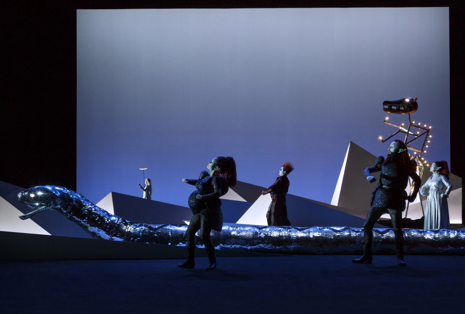 Robert Wilson instruerer Eddaen uden for tid og sted</br>Robert Wilson er oprindeligt uddannet arkitekt, og det fornægter sig ikke i hans meget grafiske udtryk på scenen.</br>Foto: PR-foto / Aarhus Teater - Lesley Leslie-Spinks