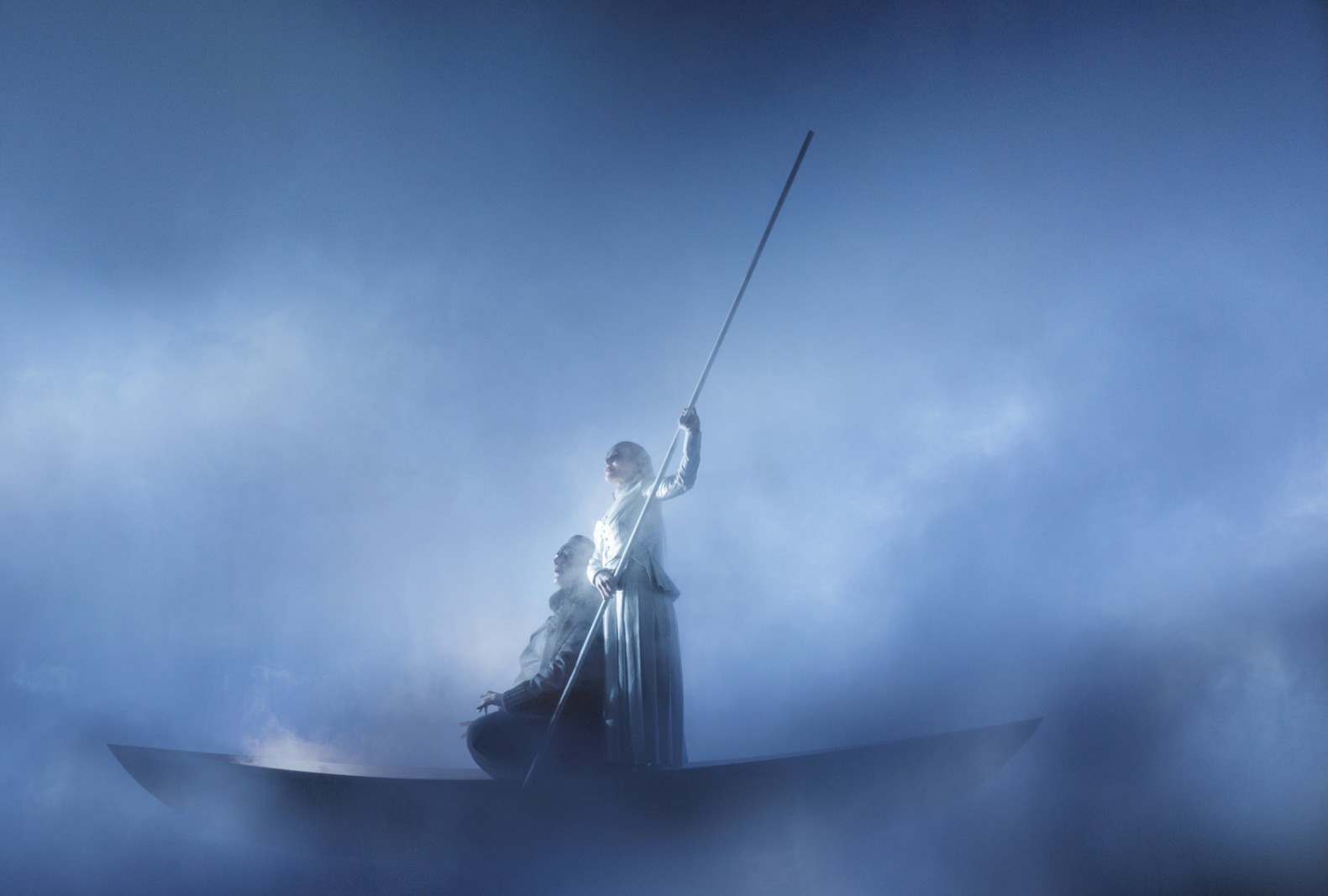 Robert Wilson instruerer Eddaen uden for tid og sted</br>I Robert Wilsons univers bevæger skuespillerne sig tydeligt koreograferet og styret rundt, som var de marionetter.</br>Foto: PR-foto / Aarhus Teater - Lesley Leslie-Spinks