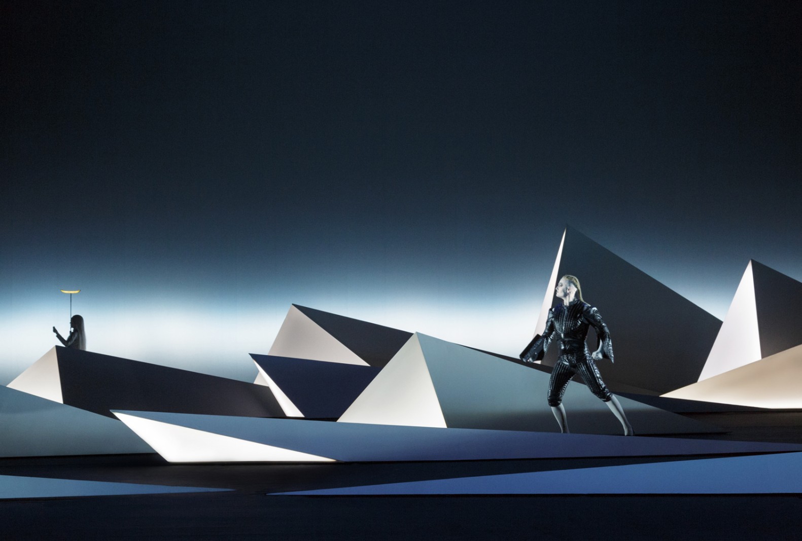 Robert Wilson instruerer Eddaen uden for tid og sted</br>Forestillingen Edda spilles på nynorsk og tekstes på dansk.</br>Foto: PR-foto / Aarhus Teater - Lesley Leslie-Spinks