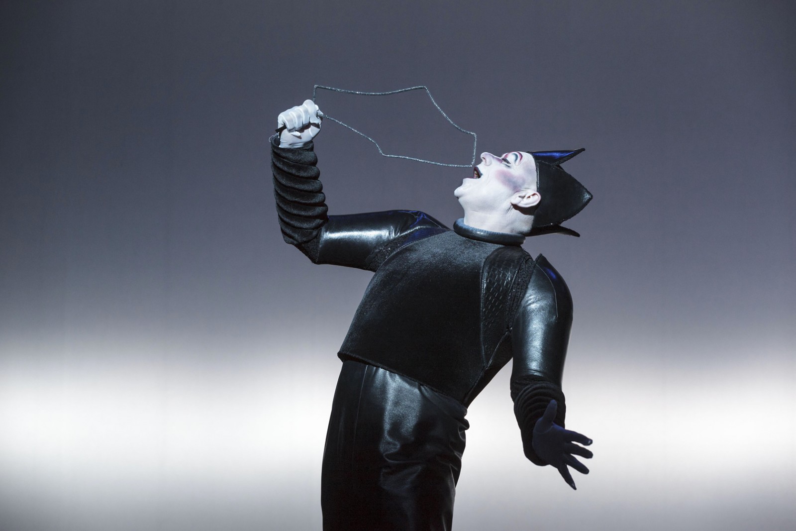 Robert Wilson instruerer Eddaen uden for tid og sted</br>Lige nu er Robert Wilson i Aarhus sammen med et stort hold af norske skuespillere for at instruere forestillingen Edda på Aarhus Teater. </br>Foto: PR-foto / Aarhus Teater - Lesley Leslie-Spinks