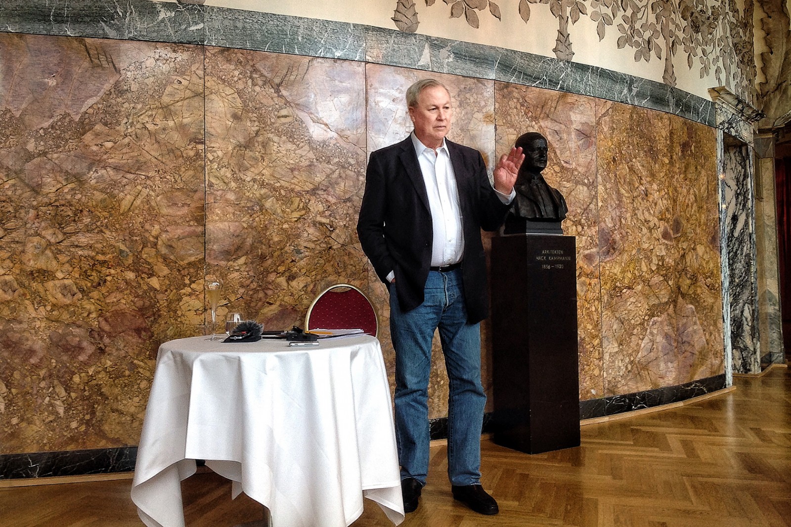 Robert Wilson instruerer Eddaen uden for tid og sted</br>“Kultur har potentiale til at bringe os sammen, uanset hvilken baggrund vi har,” siger Robert Wilson.</br>Foto: Kulturmagasinet Fine Spind