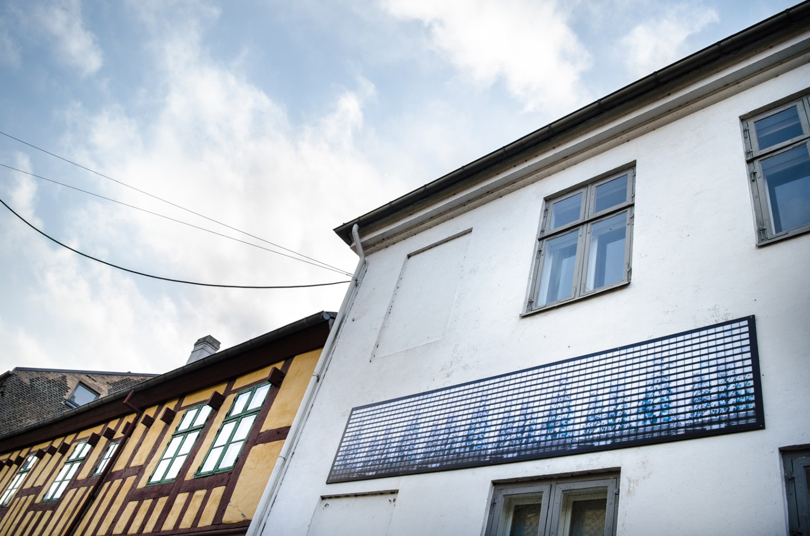 Billedserie: Fresh Eyes - Internationale kunstnere og forfattere har fortolket Aarhus</br>Thomas Kellners værk på facaden over Galleri Image i Grønnegade. </br>Foto: Line Beck