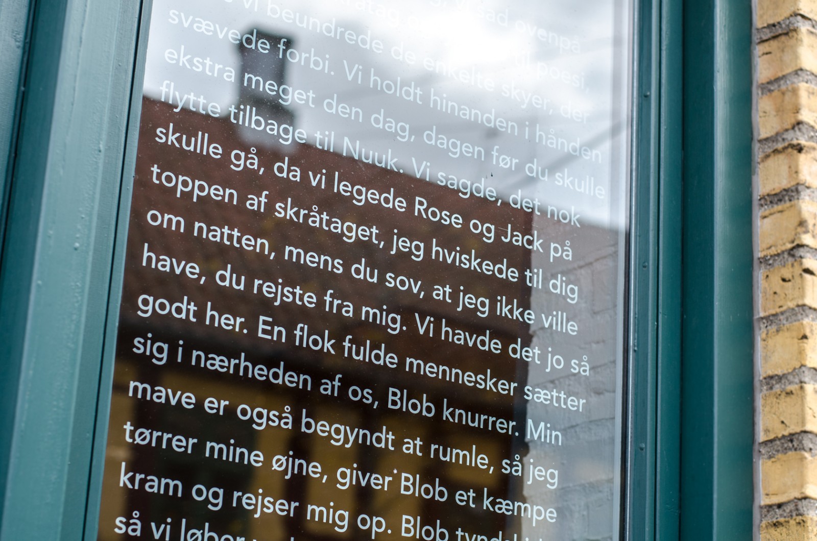Billedserie: Fresh Eyes - Internationale kunstnere og forfattere har fortolket Aarhus</br>Niviaq Korneliussens værk på vindue ind til Lokalcenter Møllestien på udstillingen Fresh Eyes - International Artists Rethink Aarhus </br>Foto: Line Beck