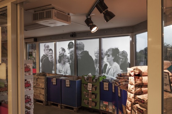 Billedserie: Videokunst i Skulpturlandsby Selde</br>Videoinstallation af Katja Bjørn: Mødet</br>Foto: Barbara Katzin