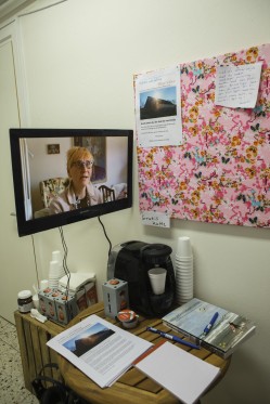 Billedserie: Videokunst i Skulpturlandsby Selde</br>Videoværk af Kenneth A. Balfelt: Hvad skal der ske med Selde?</br>Foto: Barbara Katzin