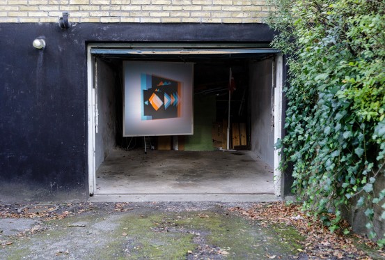 Billedserie: Videokunst i Skulpturlandsby Selde</br>Skyggespil af Michael Mørkholt: Kulørt og uroligt skyggespil</br>Foto: Barbara Katzin