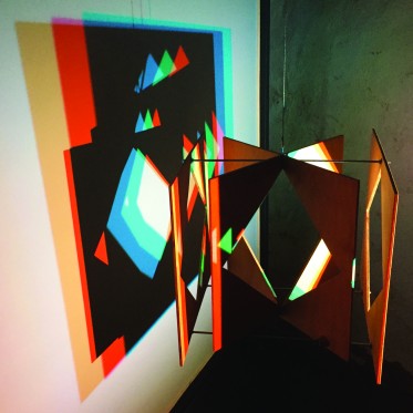 Billedserie: Videokunst i Skulpturlandsby Selde</br>Skyggespil af Michael Mørkholt: Kulørt og uroligt skyggespil</br>Foto: Barbara Katzin