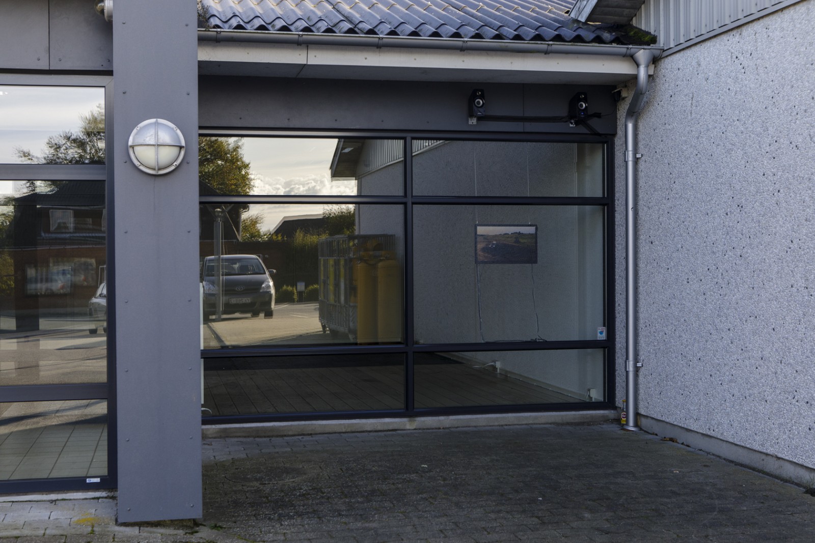 Billedserie: Videokunst i Skulpturlandsby Selde</br>Videoværk af Aron Skoog: Untitled (Wasted Years)</br>Foto: Barbara Katzin