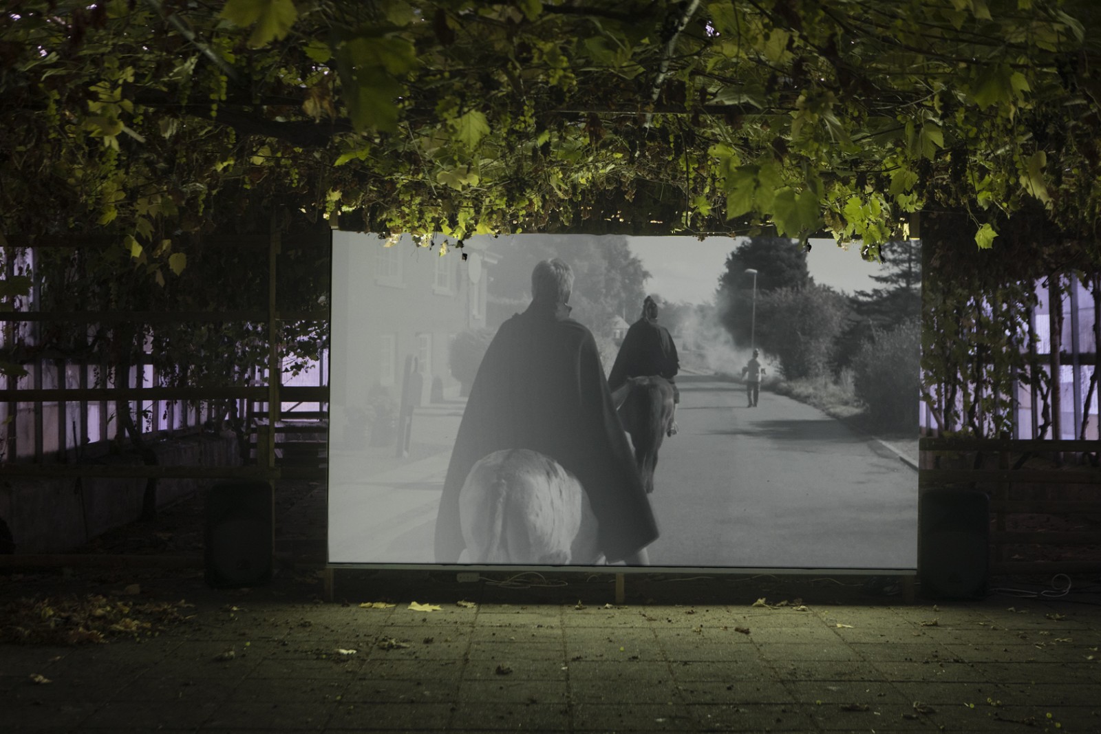 Billedserie: Videokunst i Skulpturlandsby Selde</br>Videoværk af Hanne Nielsen og Birgit Johnsen: Der er andre verdener at vise. <br />Videokunst i Skulpturlandsby Selde 2017 - en platform for skulpturforsøg i det offentlige rum. Udstillingen kan ses til d. 17.12.2017. Kurator er Marianne Jørgensen.</br>Foto: Barbara Katzin