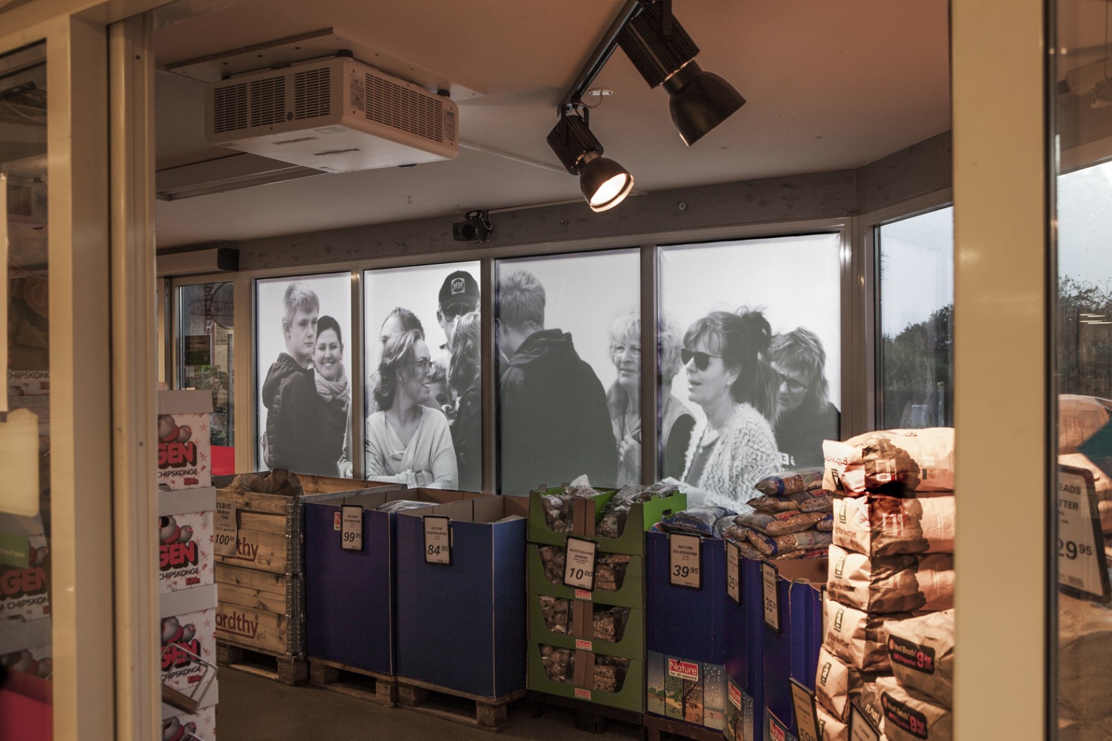 Billedserie: Videokunst i Skulpturlandsby Selde</br>Videoinstallation af Katja Bjørn: Mødet</br>Foto: Barbara Katzin