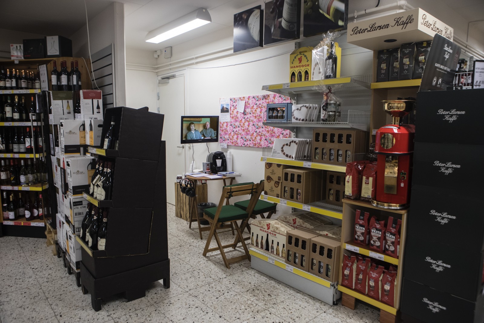 Billedserie: Videokunst i Skulpturlandsby Selde</br>Videoværk af Kenneth A. Balfelt: Hvad skal der ske med Selde?</br>Foto: Barbara Katzin