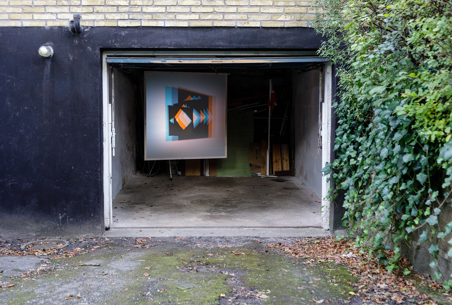 Billedserie: Videokunst i Skulpturlandsby Selde</br>Skyggespil af Michael Mørkholt: Kulørt og uroligt skyggespil</br>Foto: Barbara Katzin