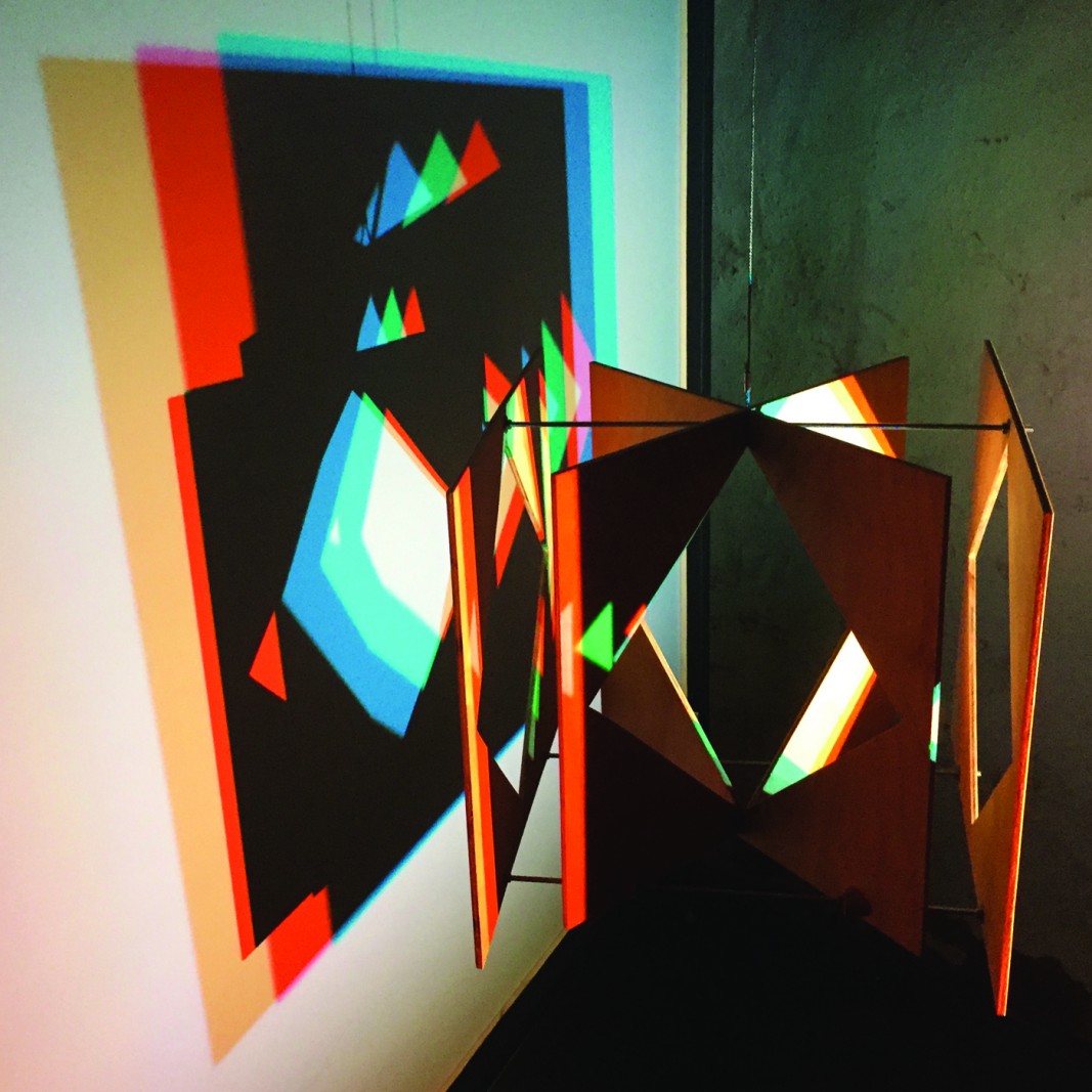 Billedserie: Videokunst i Skulpturlandsby Selde</br>Skyggespil af Michael Mørkholt: Kulørt og uroligt skyggespil</br>Foto: Barbara Katzin