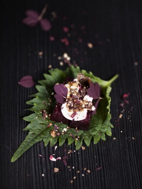 Agony: an eating opera – bliver patriarken sin egen undergang?</br>Aftenens første ret: rødbede med ost, mandler, forskellige urter og lidt balsamico serveret på kinesisk bladmynte.</br>Foto: Signe Vad