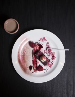Agony: an eating opera – bliver patriarken sin egen undergang?</br>Aftenens dessert - en kastrering? </br>Foto: Signe Vad