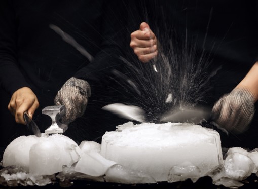 Agony: an eating opera – bliver patriarken sin egen undergang?</br>Lydbilledet i Agony - an eating opera var i høj grad skabt af råvarer, isblokke og køkkenredskaber.</br>Foto: Signe Vad