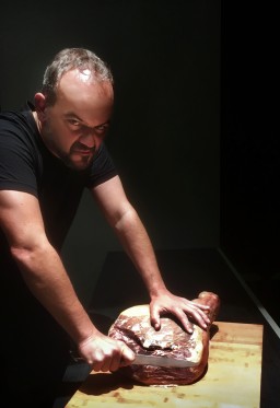 Agony: an eating opera – bliver patriarken sin egen undergang?</br>Patriarken Il Padre, der overbevisende spilles af Robert Koller.</br>Foto: Signe Vad