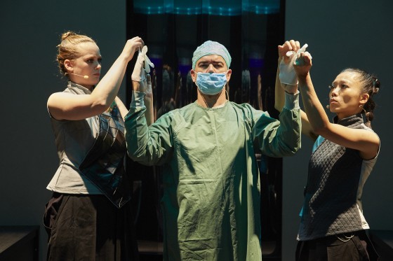 Agony: an eating opera – bliver patriarken sin egen undergang?</br>Robin, der er Angels kæreste, står for kønsskifteoperationen.</br>Foto: Anders Bigum