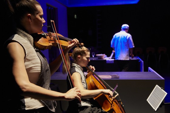 Agony: an eating opera – bliver patriarken sin egen undergang?</br>Lydbilledet i Agony - an eating opera var akkompagneret af violin og cello.</br>Foto: Anders Bigum