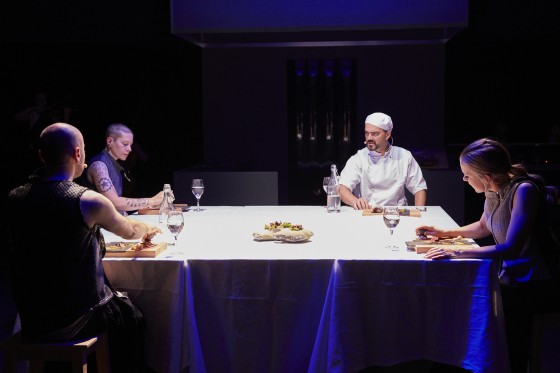 Agony: an eating opera – bliver patriarken sin egen undergang?</br>I spiseoperaen Agony var stemningen omkring familiens spisebord mildest talt trykket.</br>Foto: Anders Bigum