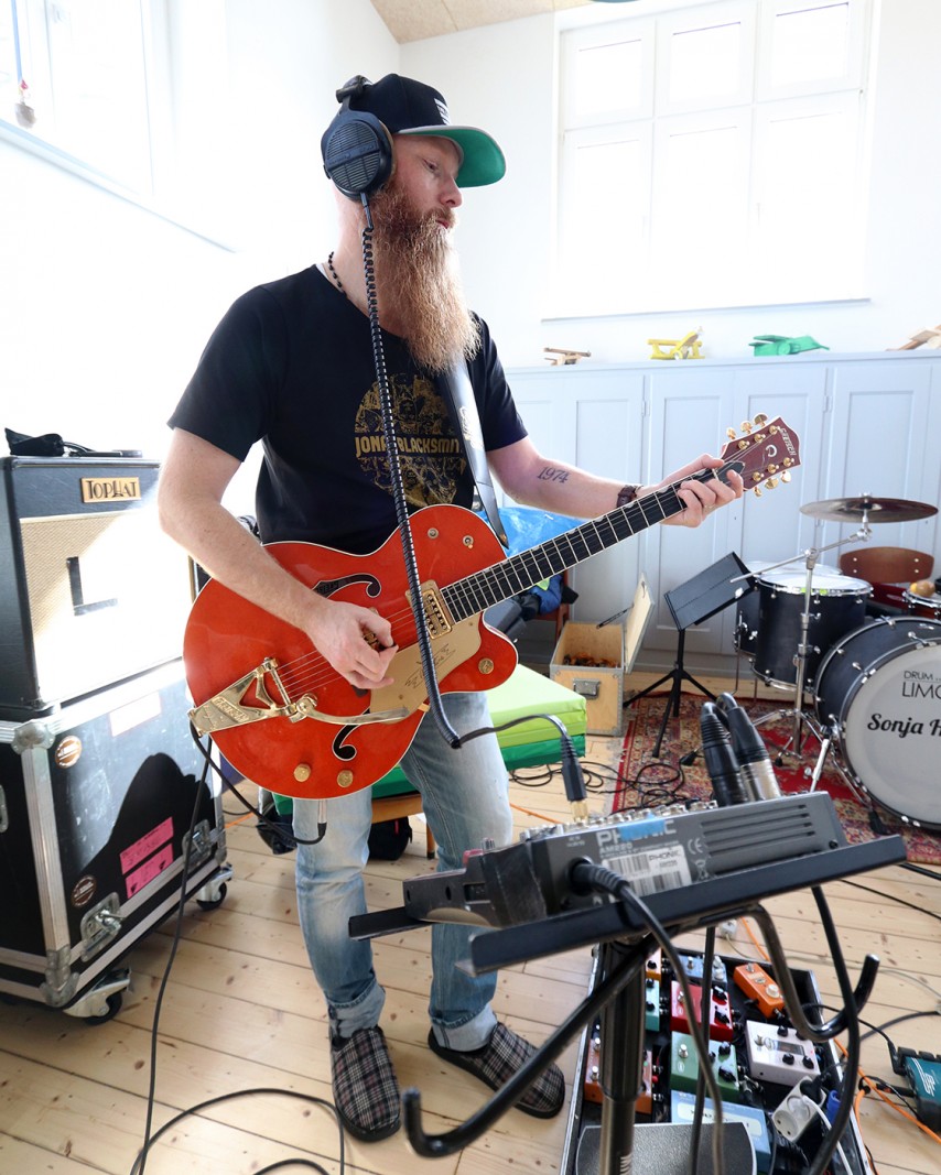 Billedserie: Kom med Keminova Cowboys i arbejdslejr på flyfabrikken</br>De fem bands Telestjernen, Sonja Hald, Ulvetimen, Hverdagens Helte, og Laura Mo satte hinanden i stævne langt ude på den jyske hede. Under navnet Keminova Cowboys udgiver de nu en plade, som de skrev og indspillede i den ene weekend.</br>Foto: Jessica Freiesleben