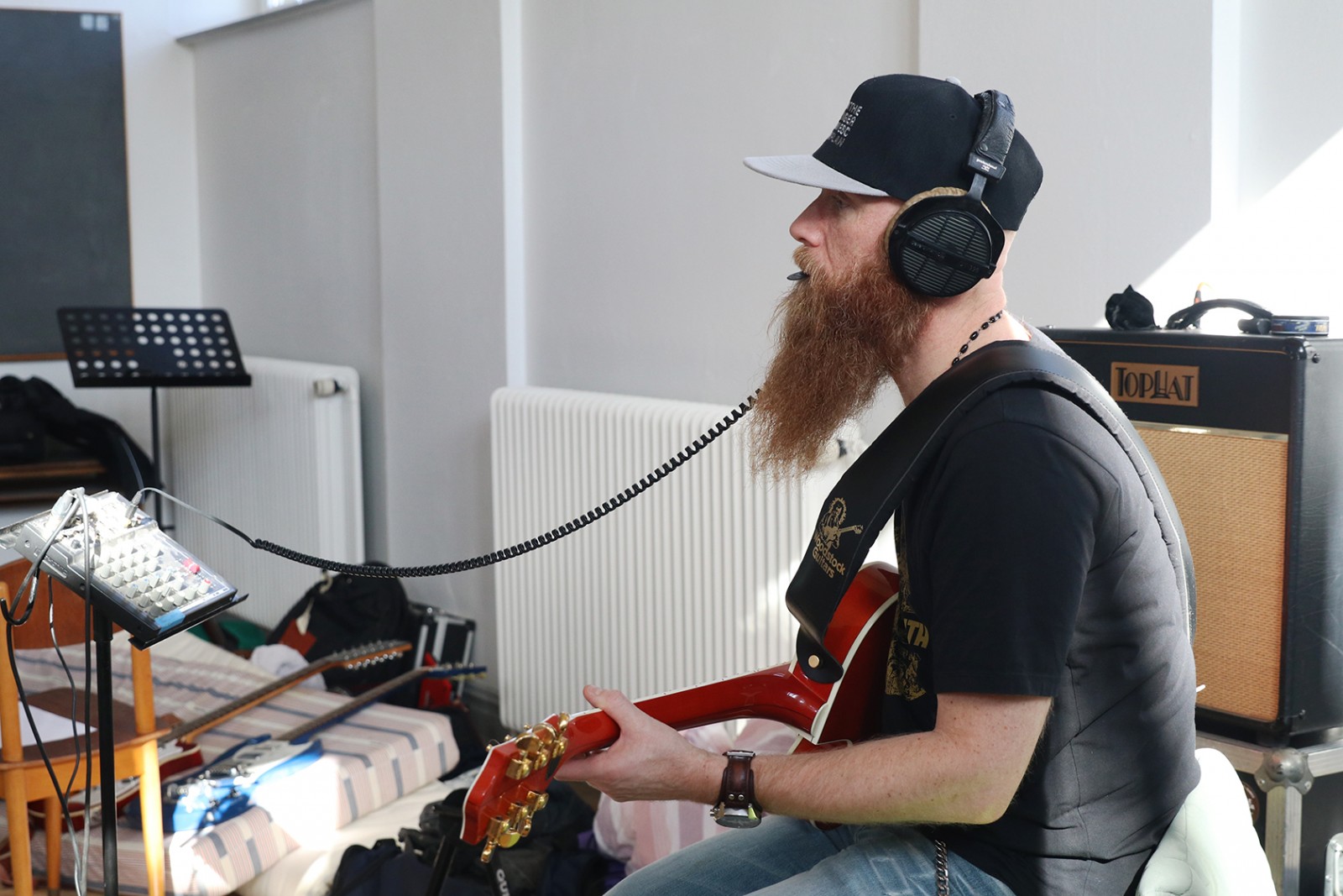 Billedserie: Kom med Keminova Cowboys i arbejdslejr på flyfabrikken</br>De fem bands Telestjernen, Sonja Hald, Ulvetimen, Hverdagens Helte, og Laura Mo satte hinanden i stævne langt ude på den jyske hede. Under navnet Keminova Cowboys udgiver de nu en plade, som de skrev og indspillede i den ene weekend.</br>Foto: Jessica Freiesleben