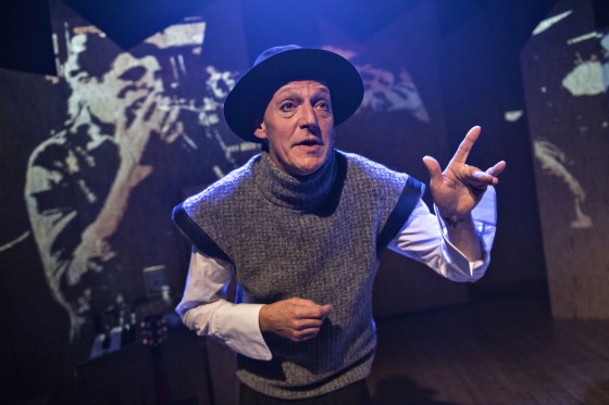 Ulvehøjen hyler til balkanrytmer</br>Lasse Popp og hans musikere præsenterer os for en anden side af Sebastian i Ulvehøjen.</br>Foto: PR-foto / Limfjordsteatret